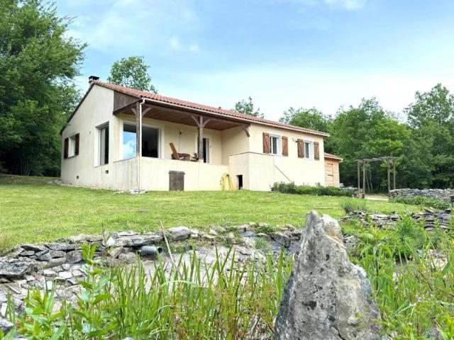 Belle maison récente de plain pied avec garage sur plus d’un hectare de terrain au calme absolu