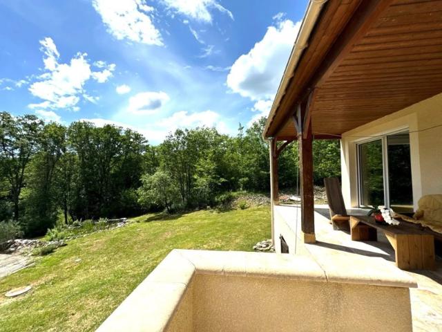 Belle maison récente de plain pied avec garage sur plus d’un hectare de terrain au calme absolu