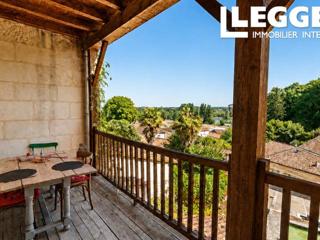 Belle maison rénovée, trois balcons avec une vue superbe, garage et cave troglodyte au coeur d'Aubeterre