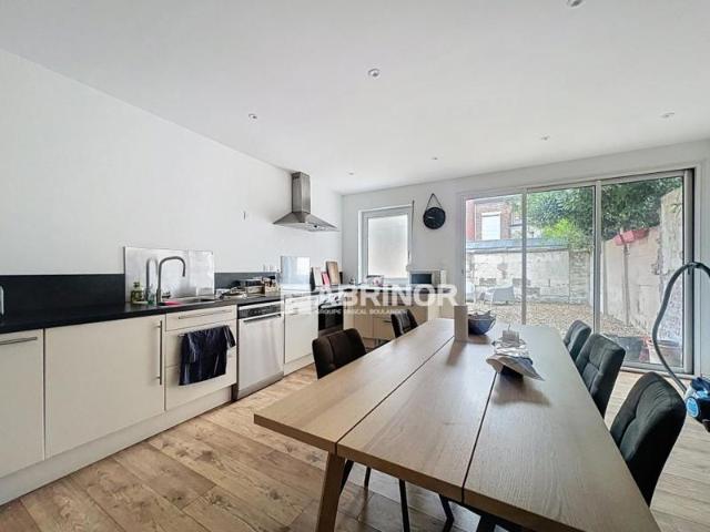 Belle maison rénovée à neuf – 4 chambres avec salles d’eau privatives, jardin et garage – Lille/Fives