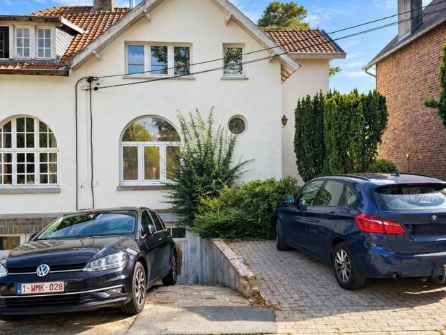 Belle maison rénovée avec jardin plein sud à Genval Garage