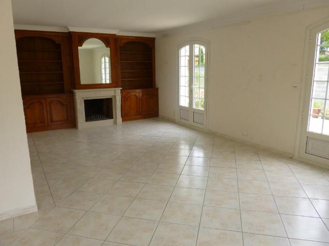 BELLE MAISON T6 SUR UNE PARCELLE DE 2 290 m2