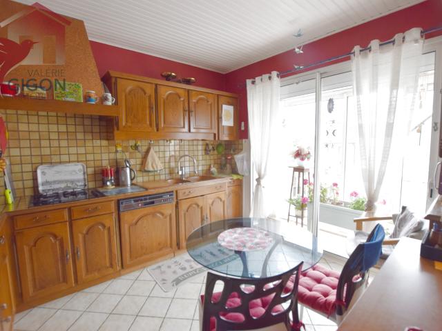 BELLE MAISON TRADITIONNELLE et ENTRETENUE. sur sous sol de plain pied donnant sur terrasse et grand jardin