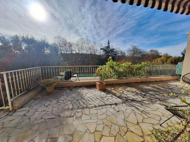 Belle maison unique avec jusqu'à 6 chambres,, 3 terrasse, g. 225m² Boulogne sur Gesse