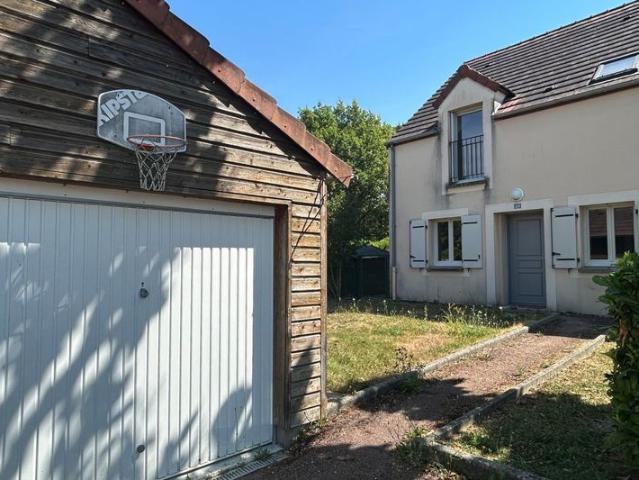 Belle opportunité à Toucy: Charmante maison T5 avec jardin, terrasse et garage !