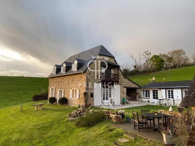 Belle opportunité d'acquérir une magnifique maison en pierre. 170m² Oloron Sainte Marie