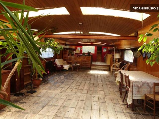Belle péniche romantique à Paris