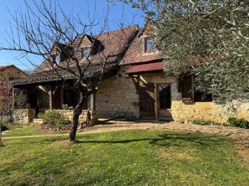 Belle propriété comprenant 2 maisons et piscine, sur 2 ha de terrain, à proximité de Cazals