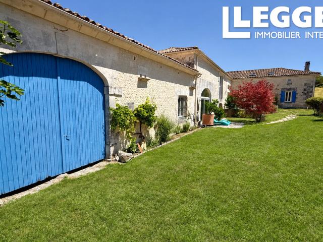 Maison charentaise du XIXe avec salon cathédrale, dépendances et jardin de 3 900 m²