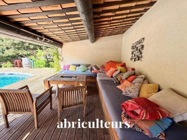Belle propriété avec terrain, piscine/ poolhouse, dépendance. 252m² Rognes