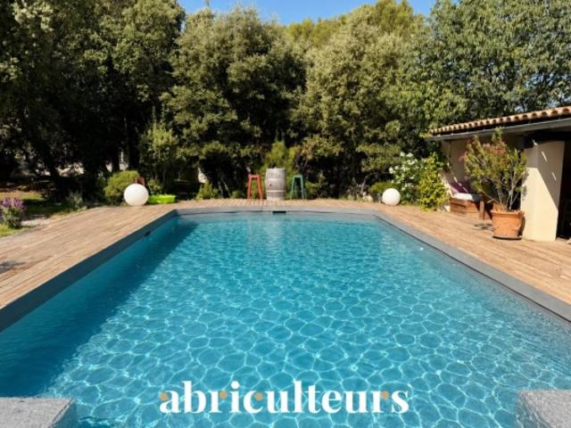 Belle propriété avec terrain, piscine/ poolhouse, dépendance à Rognes 13840