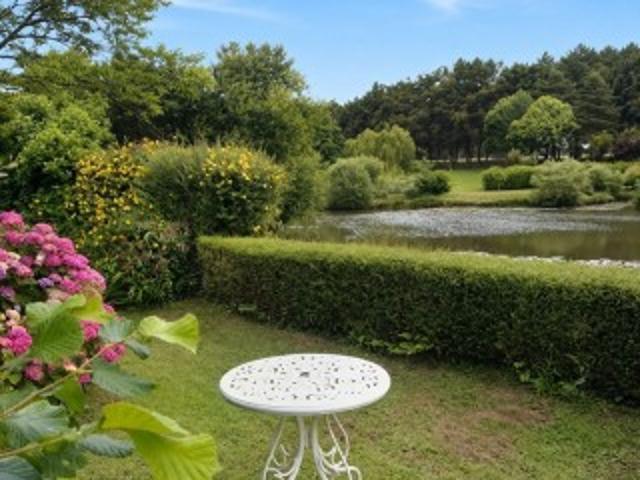 Belle propriété avec maison principale et gite indépendant avec vue sur le lac, 253 200,00 €