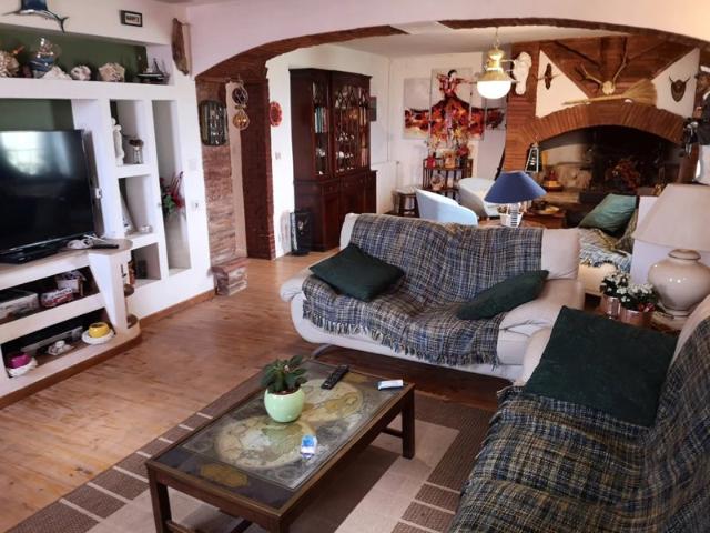 Belle propriété avec pigeonnier, piscine et gîte composé de 2 ap