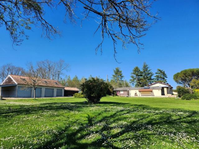 Belle Propriété avec piscine et dépendances 6 pièces à vendre Proche de Villeréal St Eutrope de Born Lot et Garonne