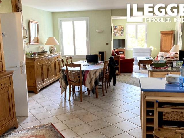 Belle propriété de 3 chambres avec bureau, garages, atelier et jardin au cœur de la ville