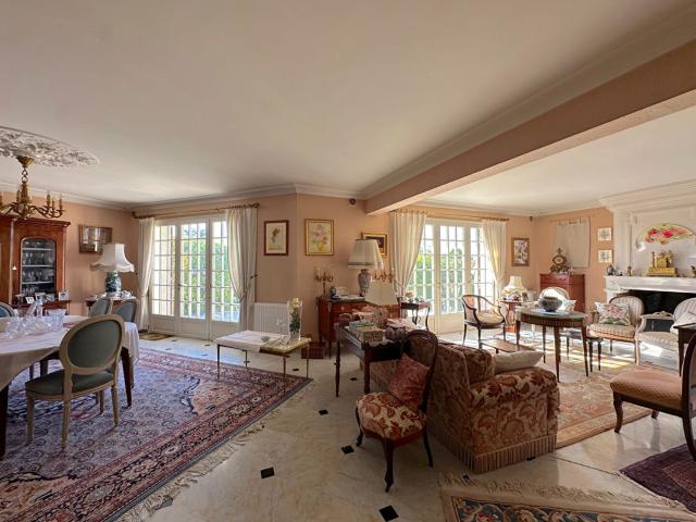 Belle propriété de 1989 271m², sous sol total, terrain 165. 271m² Clermont