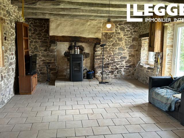 PRIX NEGOCIABLE Belle propriété de 2 chambres dans un hameau près de St Pierre de Frugie, Nord de la Dordogne