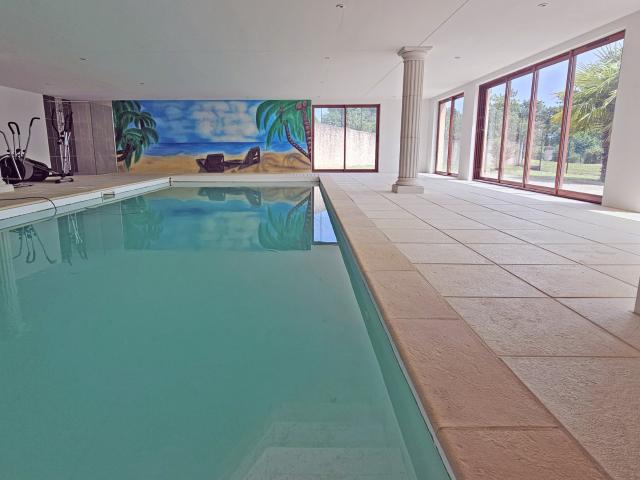 Belle propriété de 450 m2 avec piscine intérieure au calme