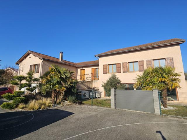 Belle propriété de 450 m2 avec piscine intérieure au calme