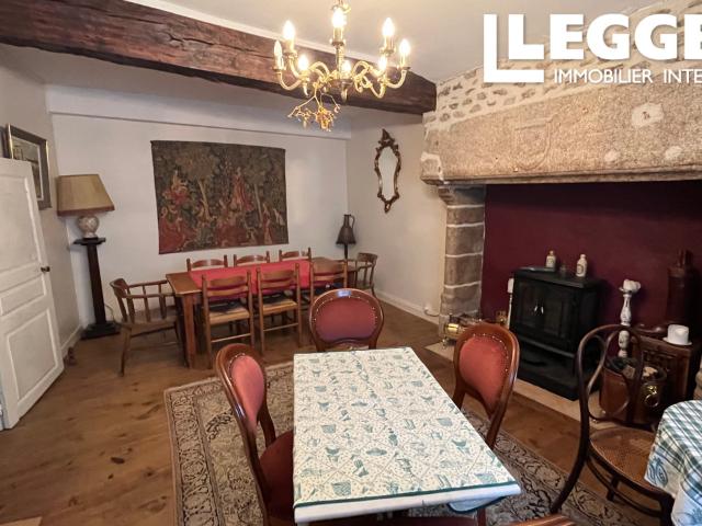 Belle propriété de 4 chambres au bord de la rivière, pleine de caractère, avec un potentiel de chambres d'hôte