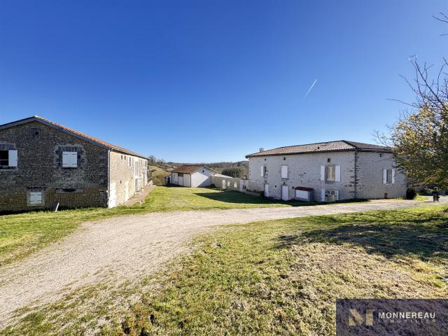 Belle Propriete De 50 Ha D'un Seul Tenant 888m² Boisné La Tude
