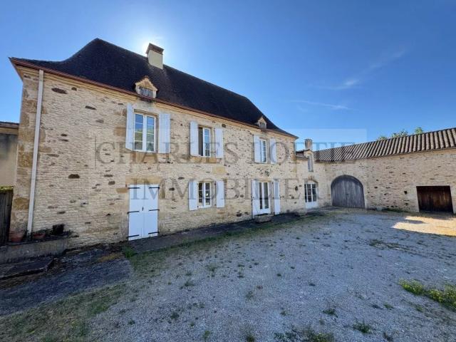Belle propriété de caractère en pierre avec dépendances et g. 242m² Frayssinet le Gélat