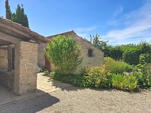 Belle propriété de charme avec jardin et dépendances à Thiré