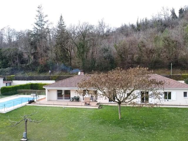 Belle propriété de plain pied avec étang et piscine, à 5 min. 185m² Figeac