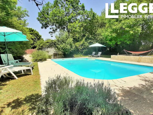 Belle propriété en pierre avec maison d'amis/gîte et studio, piscine, jardins et hangar. Situation paisible