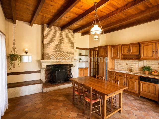 Belle propriété en pierre avec ses dépendances sur 2.4 ha. 170m² Roumagne