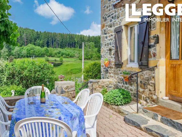 Belle propriété en pierre avec trois chambres dans le Beaujolais vert avec terrasse et jardin
