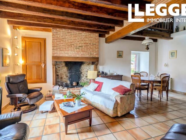 Belle propriété en pierre avec trois chambres, des dépendances et une vaste grange