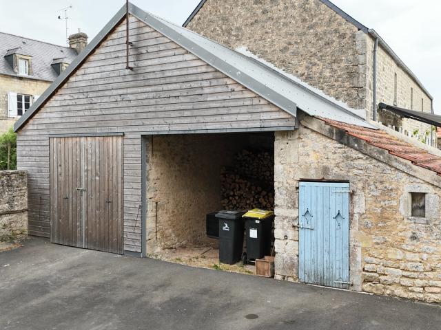 Belle propriété en pierre Dépendances et garages