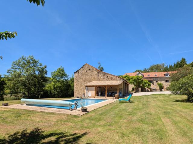 Belle propriété en pierre! Possibilité chambres d'hôtes. 248m² Parisot