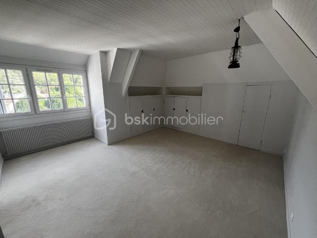 Belle propriété familiale aux volumes généreux entièrement close sur terrain de 1542 m²