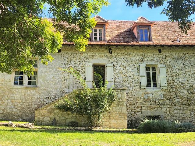 Belle propriété historique en pierre avec parc arboré Dépendances et piscine à vendre proche de CASTILLONNES 47