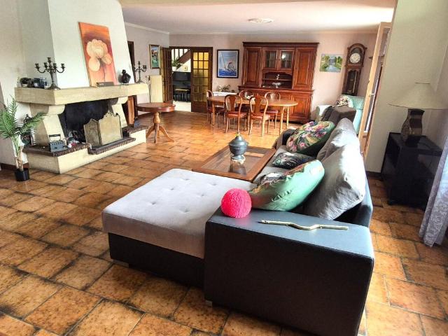 Belle Propriété ou Villa avec sa Piscine de 50 m² à réhabiliter entièrement où Maison Individuelle sur Sous sol Complet de 223 m² à Rafraîchir avec sa Cour sécurisée de 125 m², Balcon, Véranda, Terrasse avec sa Piscine creusée et Terrain clos, arborés et