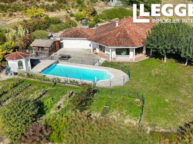 Belle propriété moderne de 2010, 4 chambres et 2 salles de bains, avec piscine et vue imprenable
