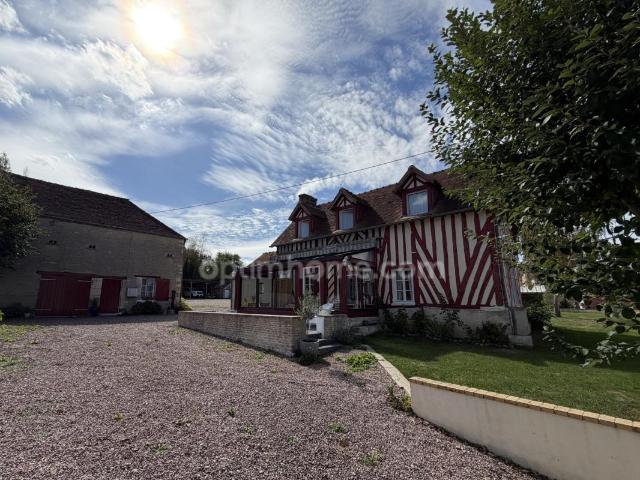 Belle propriété normande de caractère avec parc arboré de plus 3 500 m² et majestueuse bâtisse en pierre de Caen Idéal projet gîtes, chambres d'hôtes ou vaste demeure familiale