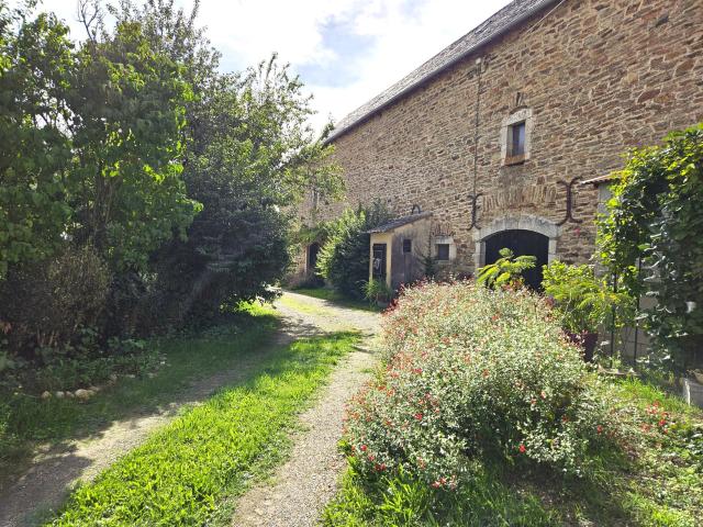 Belle Propriété sur un terrain de 6388 m2 avec grange et dép. 210m² Calmont