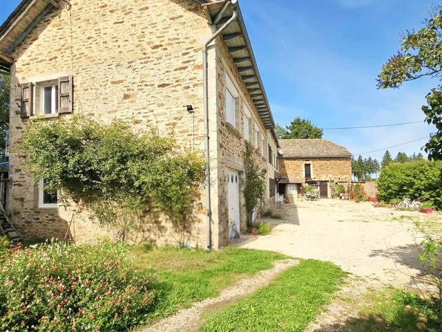 Belle Propriété sur un terrain de 6388 m2 avec grange et dép. 210m² Calmont