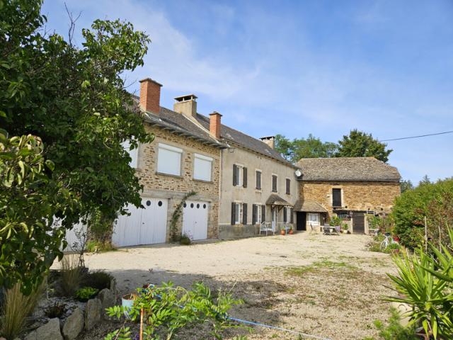 Belle Propriété sur un terrain de 6388 m2 avec grange et dép