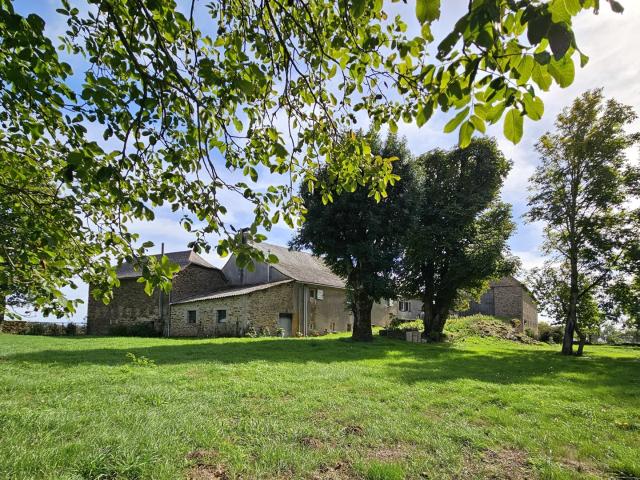 Belle Propriété sur un terrain de 6388 m2 avec grange et dépendances