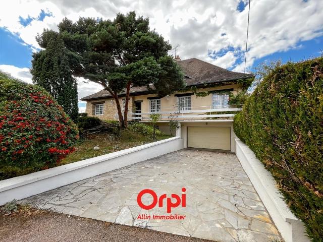 Belle propriété sur un terrain de 7000 m² 210m² Cosne d'Allier