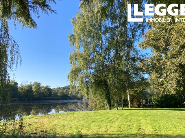 Belle propriété rénovée au bord de la rivière, 5 chambres au total, avec piscine, garages et studio/gîte