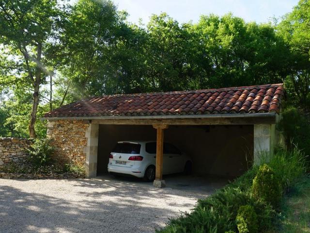 Belle propriété rurale avec dépendances et terrain de 7 hect. 150m² Esclauzels