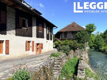 Belle rénovation de style chalet d’un spacieux appartement en bord de rivière avec mazot indépendant et jardin