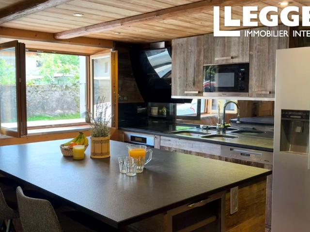 Belle rénovation de style chalet d’un spacieux appartement en bord de rivière avec mazot indépendant et jardin