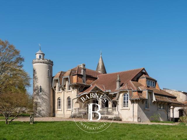 Belleau – Château inscrit partiellement aux Monuments Histor. 600m² Belleau
