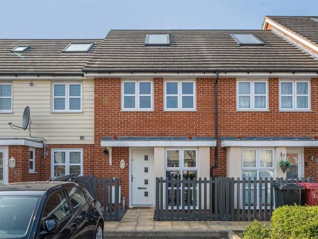 Bellefield, Slough SL1, 2 bed property to rent, £1,750 pcm | PrimeLocation